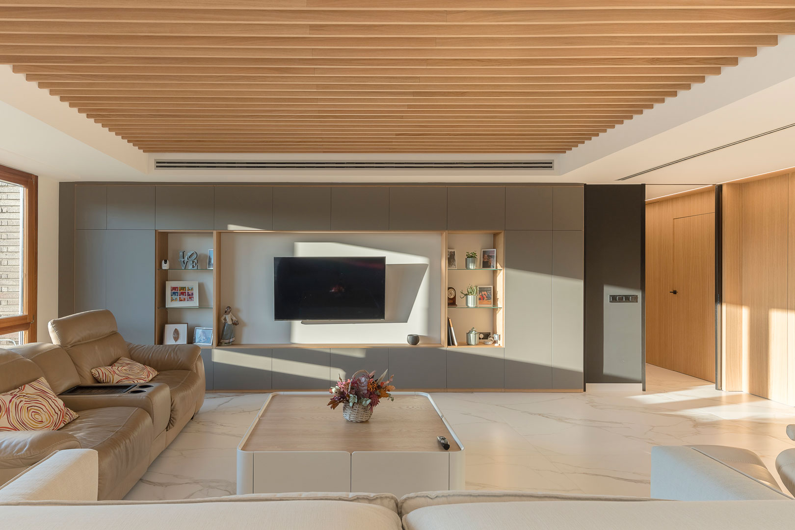 Impresionante fachada de un edificio moderno revestido en madera.