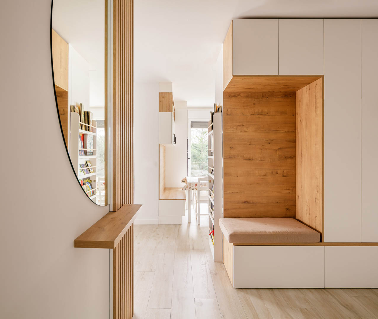 Mueble mural de salón con columnas de almacenaje, hornacinas abiertas y sistema de apertura mediante pulsador