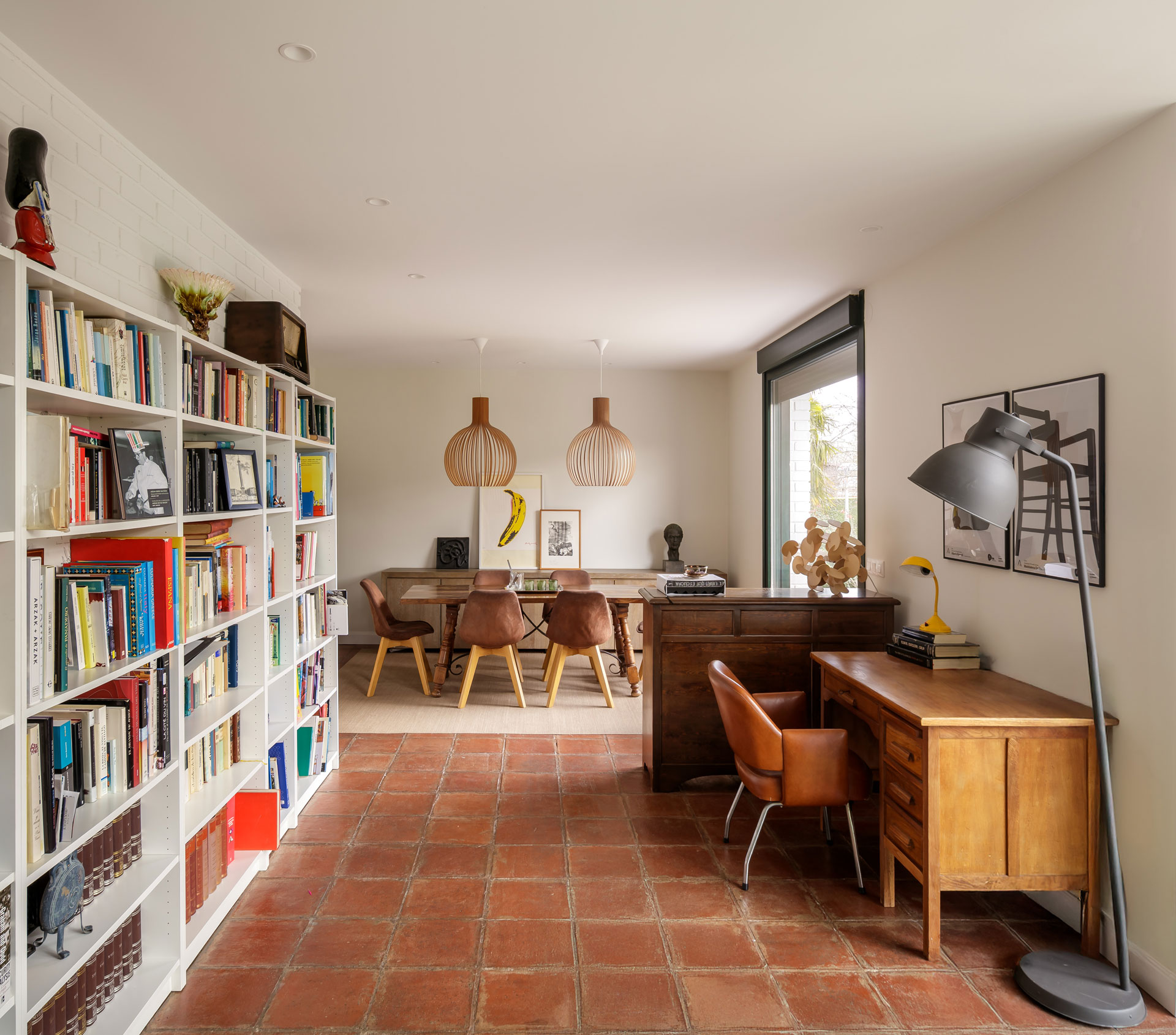 Fachada renovada de vivienda unifamiliar con estética de inspiración inglesa, pendientes arquitectónicas y entorno natural