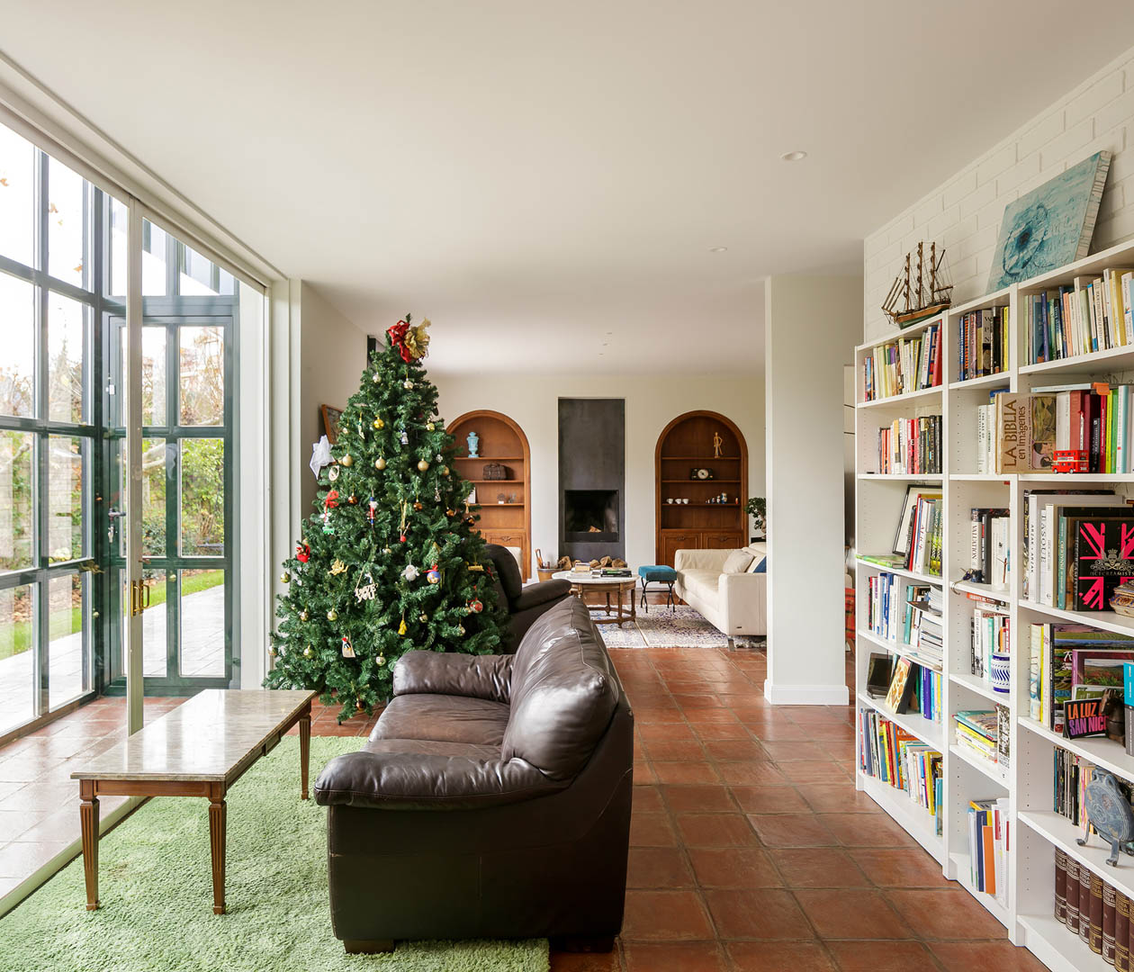 Detalle de fachada con pendientes arquitectónicas, composición sobria y elegante integrada en entorno paisajístico