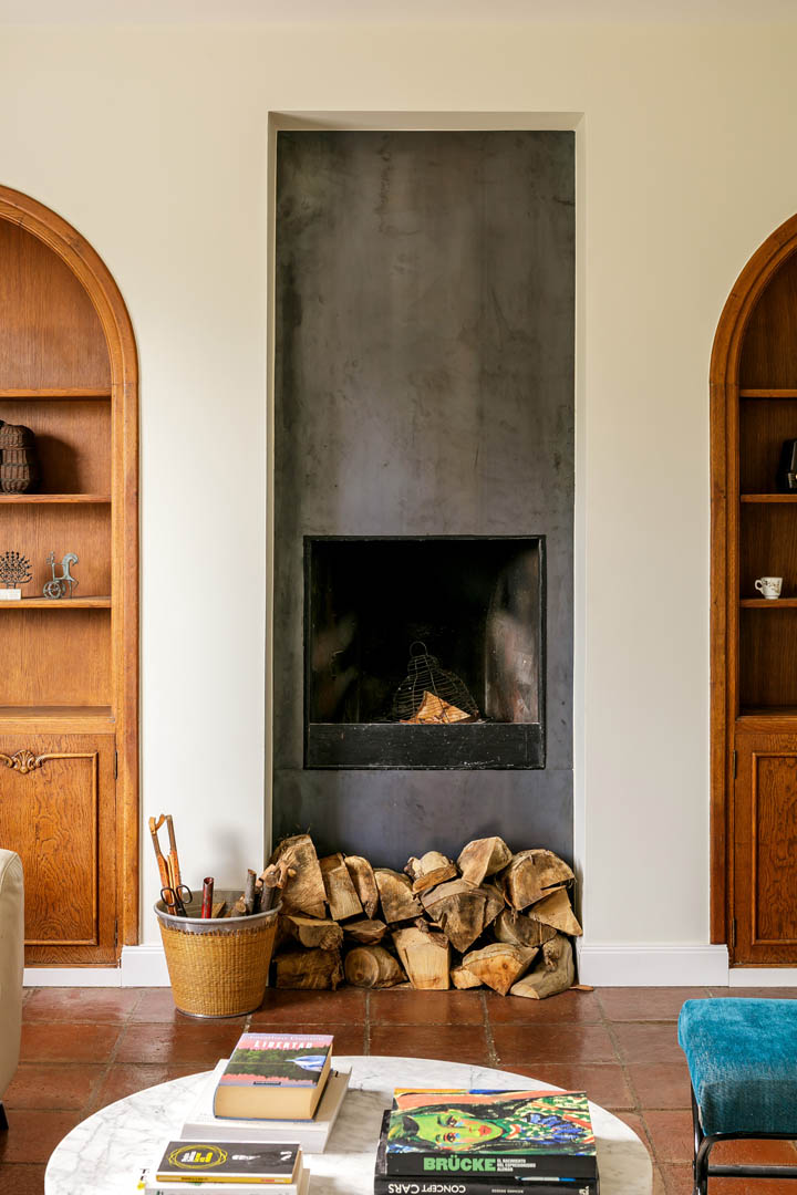 Zona de acceso con cerramientos perimetrales en hormigón y acero, puerta de garaje motorizada panel sándwich