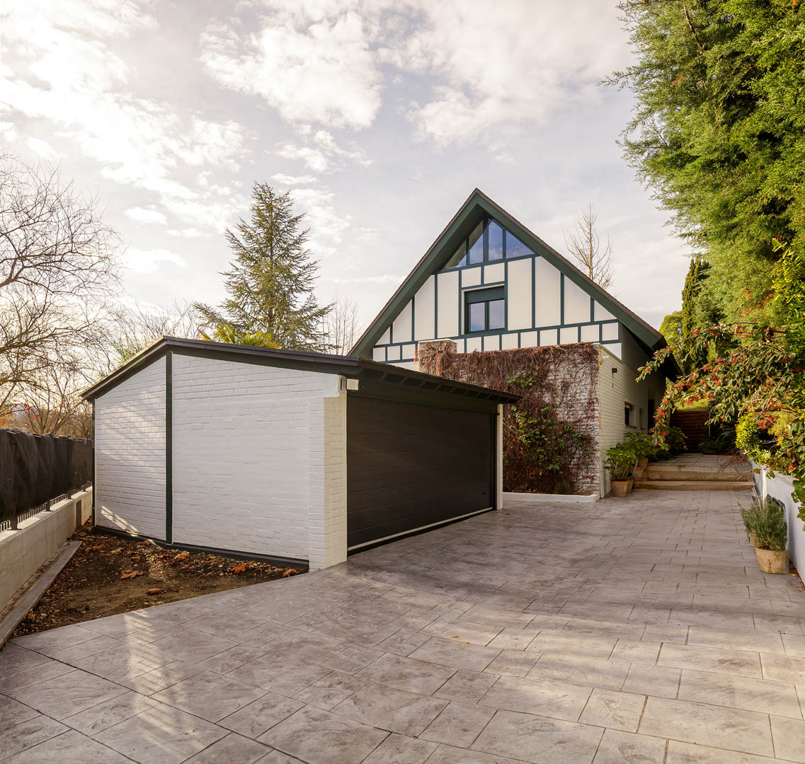 Detalle de fachada con pendientes arquitectónicas, composición sobria y elegante integrada en entorno paisajístico