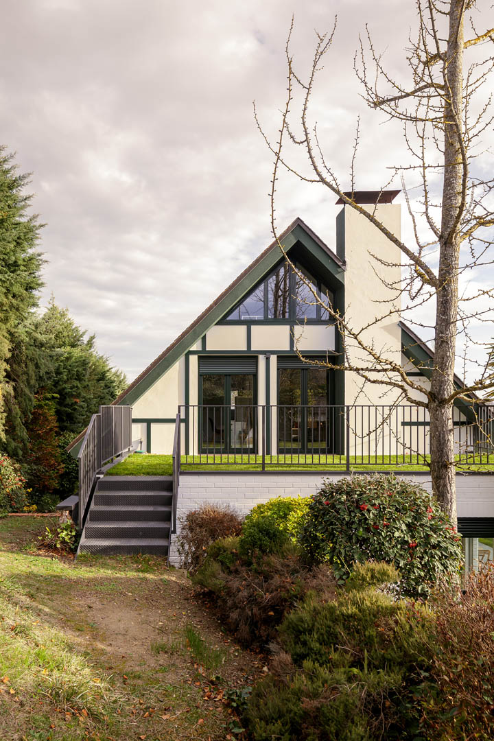 Reforma integral de vivienda unifamiliar en Armentia con fachada blanca, carpintería PVC verde musgo y diseño contemporáneo