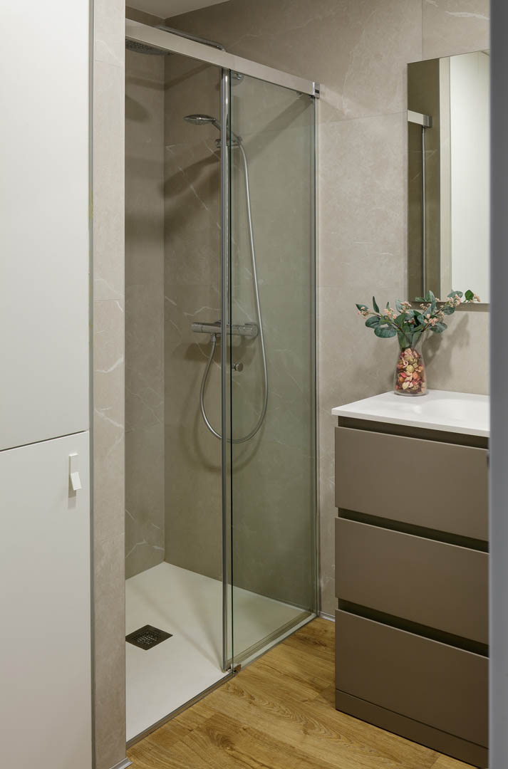 Zona de acceso con cerramientos perimetrales en hormigón y acero, puerta de garaje motorizada panel sándwich