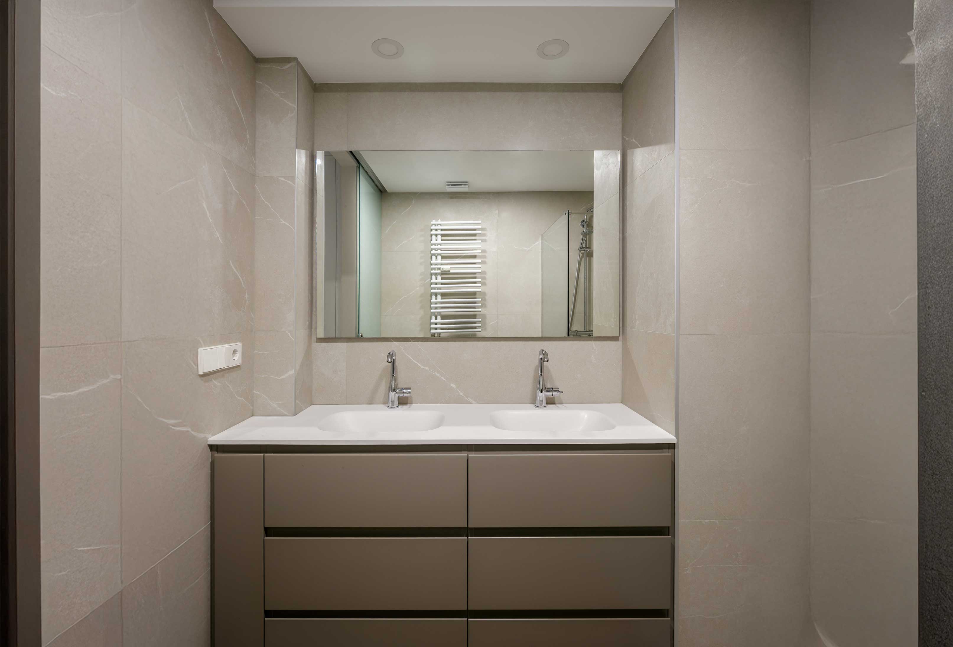 Baño de diseño contemporáneo OLLER 07 con bañera exenta independiente, revestimiento azulejo tipo metro blanco y lámpara de araña decorativa clásica en vivienda Vitoria