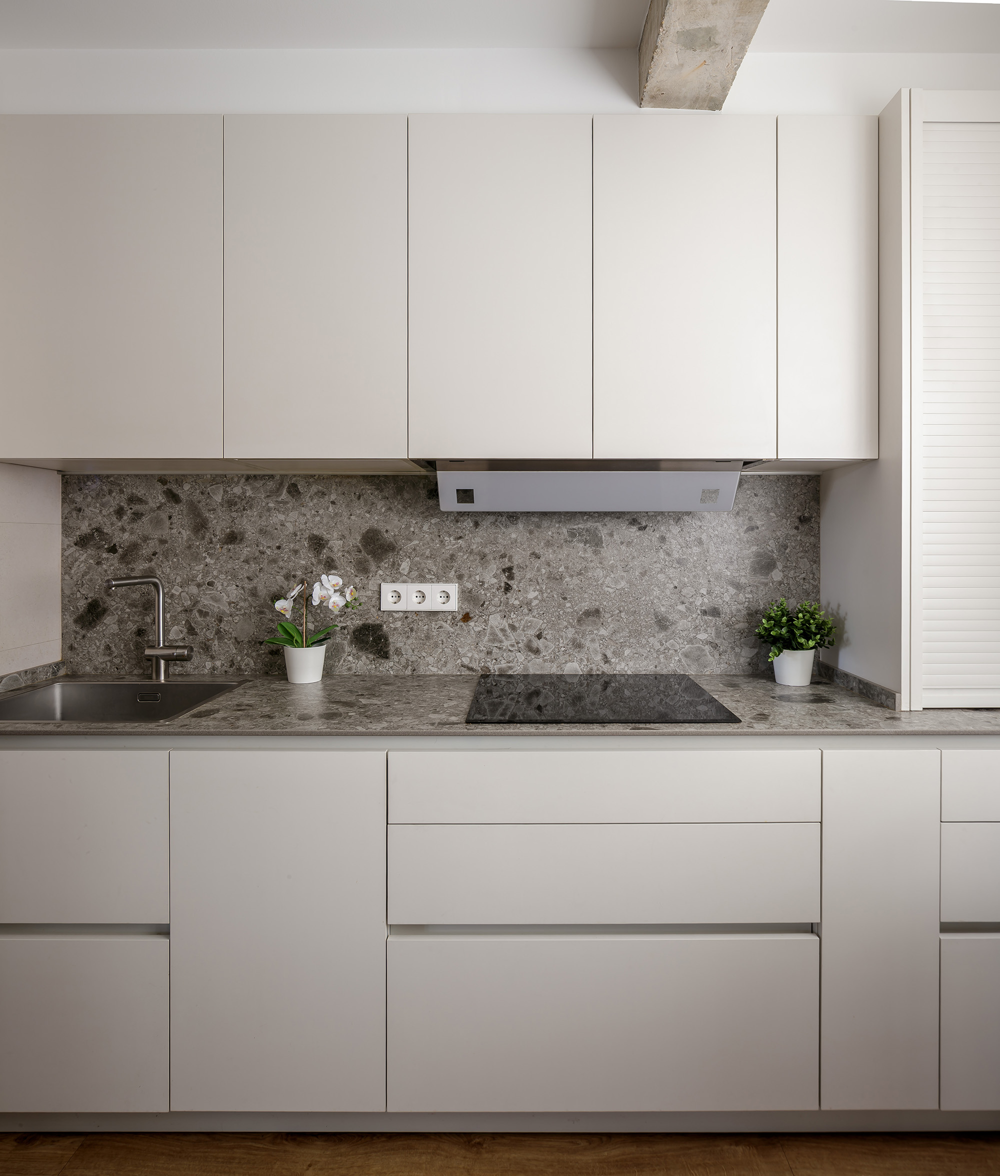 Reforma interior OLLER 07 de vivienda con espacios ordenados, continuidad espacial entre estancias, suelo de barro con identidad y estética serena contemporánea