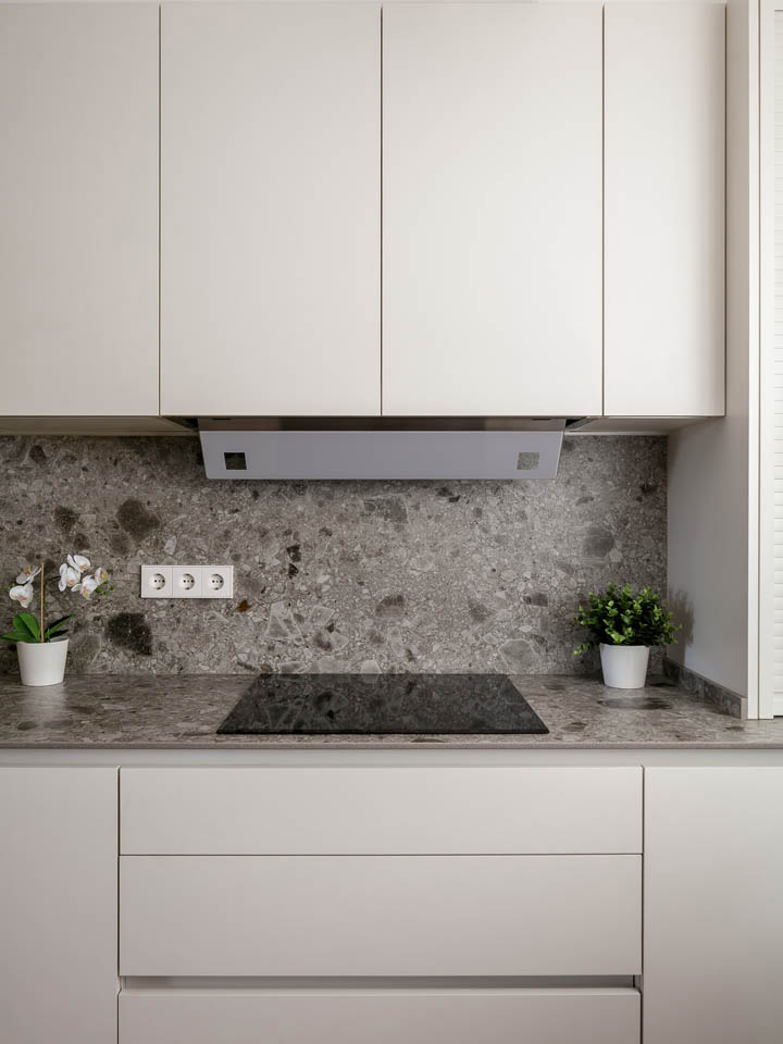 Cocina moderna OLLER 07 con renovación interior funcional, materiales neutros atemporales, iluminación integrada y diseño equilibrado para uso diario