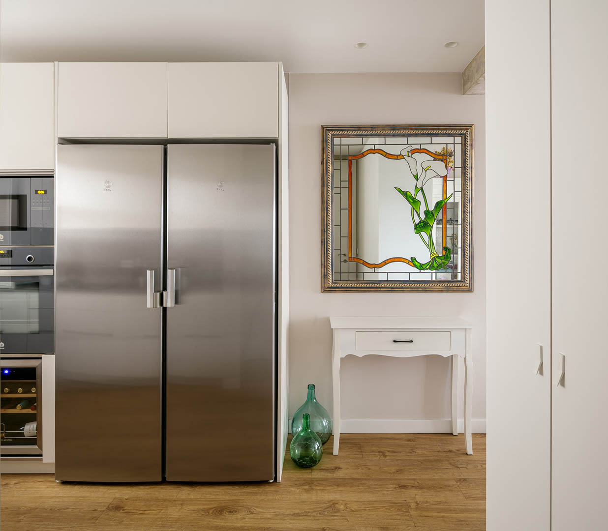 Detalle de suelo de barro con identidad y arraigo, aportando carácter y calidez natural a reforma interior atemporal en proyecto OLLER 07