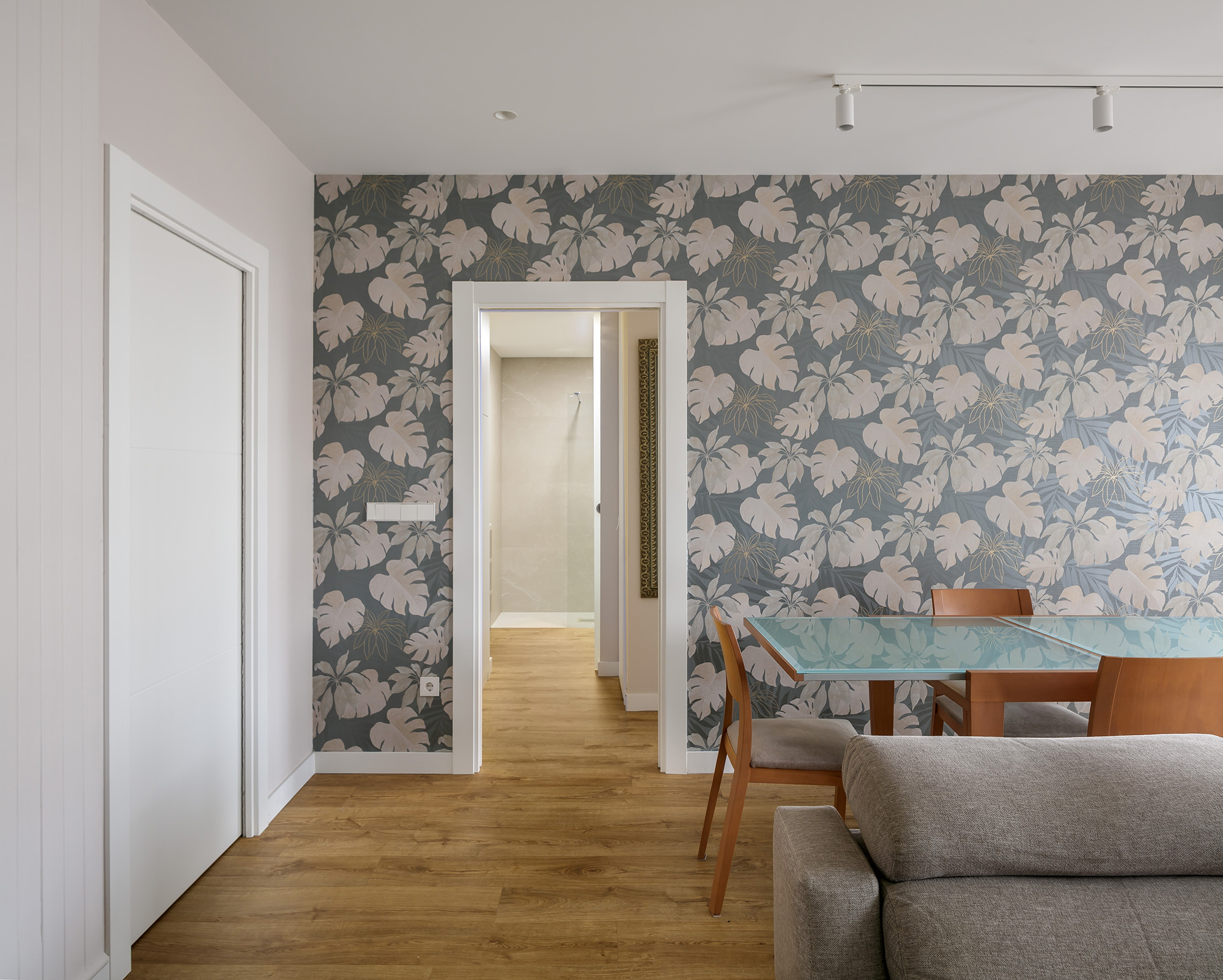 Fachada renovada de vivienda unifamiliar con estética de inspiración inglesa, pendientes arquitectónicas y entorno natural