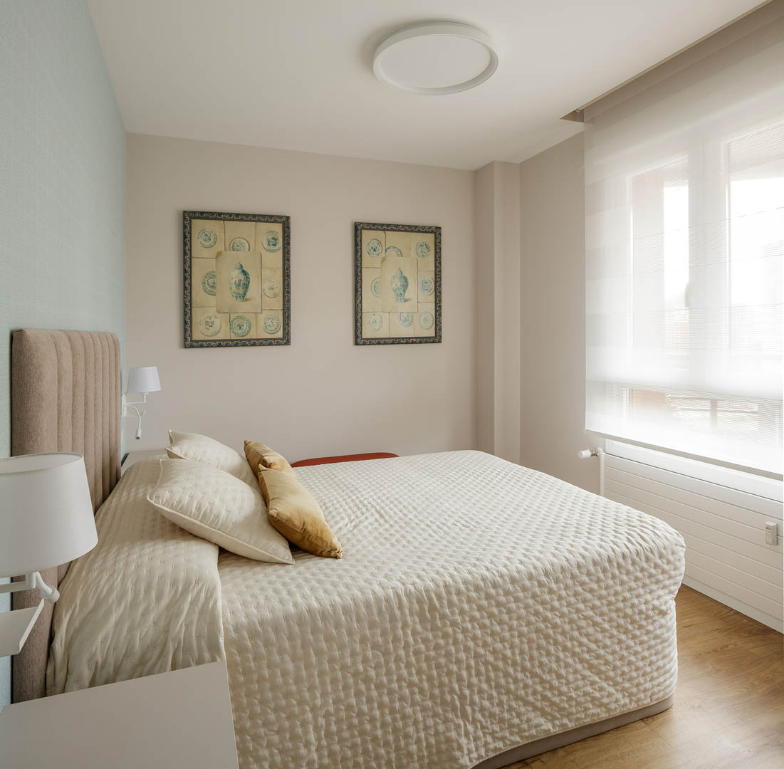 Detalle de fachada con pendientes arquitectónicas, composición sobria y elegante integrada en entorno paisajístico