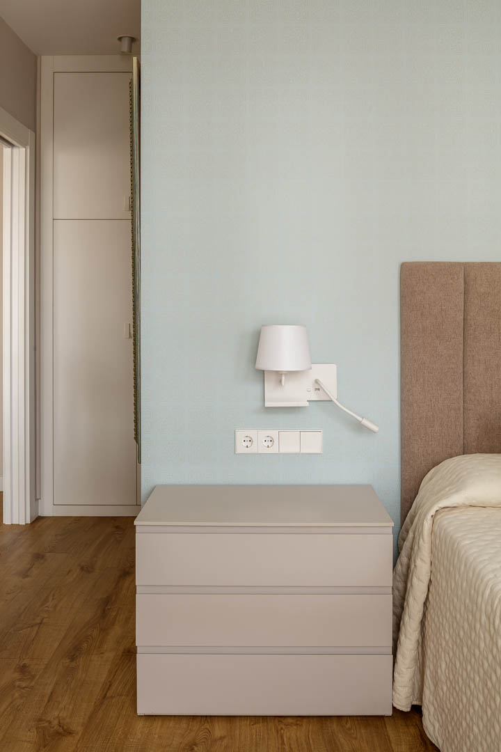 Reforma integral de vivienda unifamiliar en Armentia con fachada blanca, carpintería PVC verde musgo y diseño contemporáneo