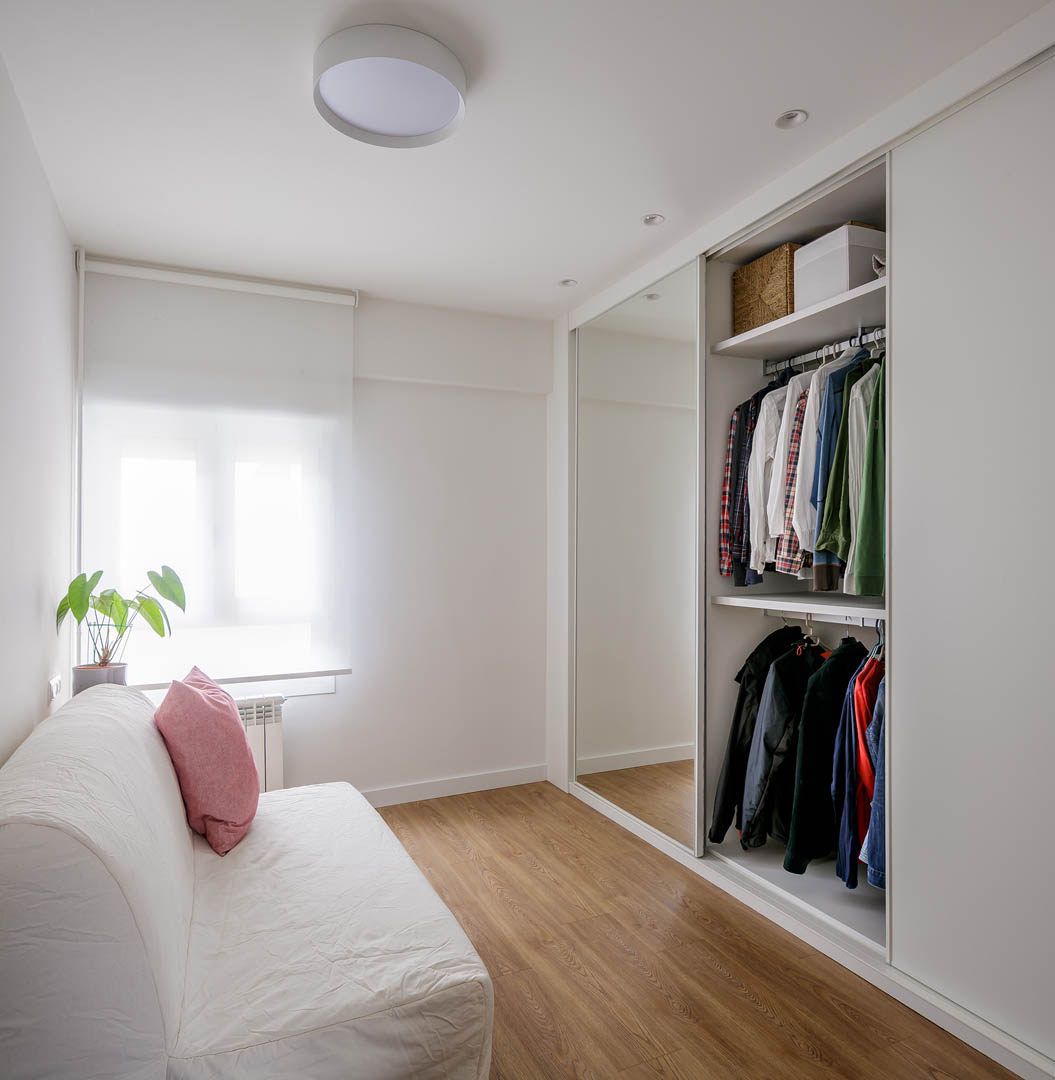 Armario de baño principal OLLER 08 a medida con zona de estantería abierta, almacenaje cerrado integrado, dialogando con mueble de lavabo en acabado lacado blanco