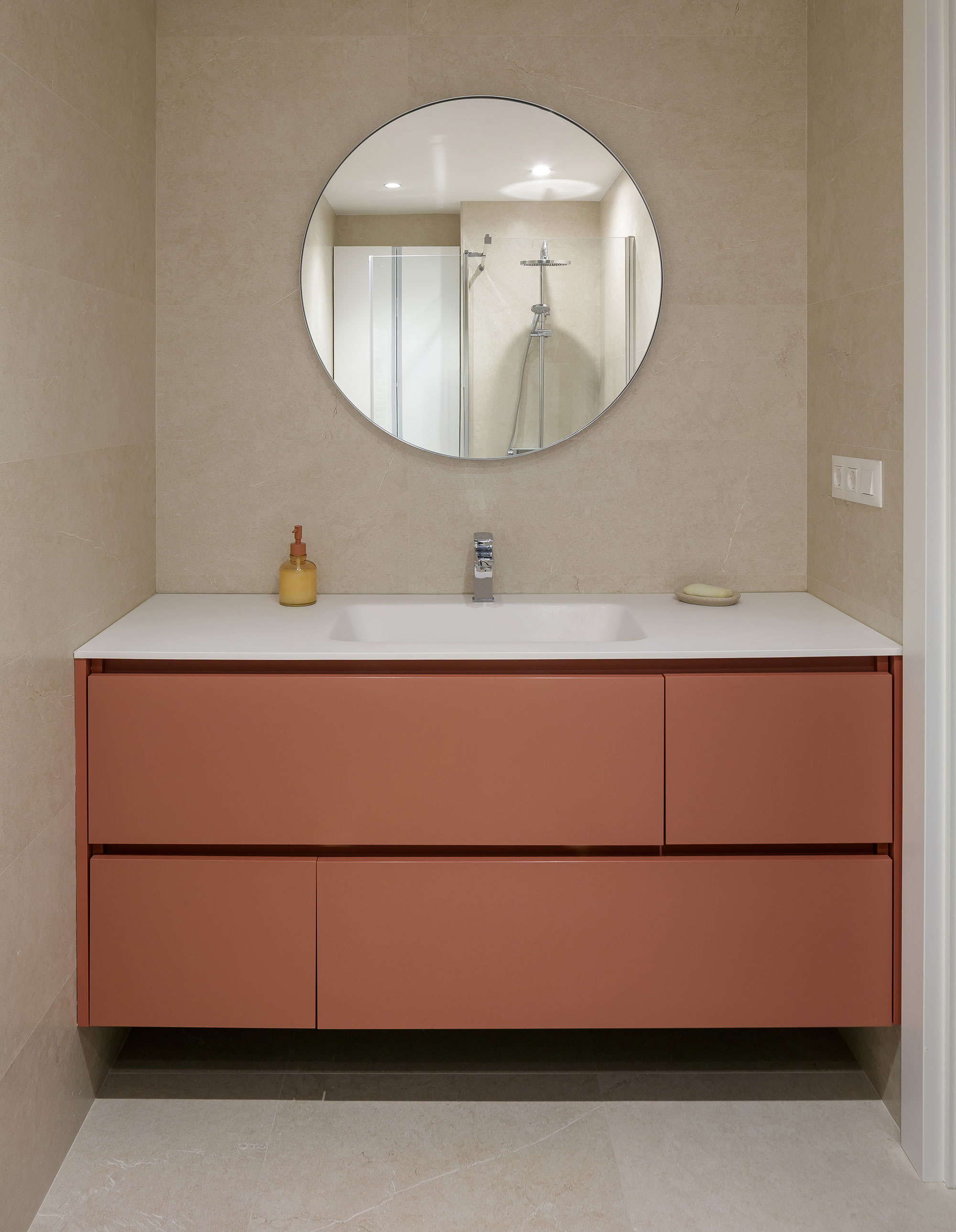 Baño principal OLLER 08 Vitoria con mueble suspendido blanco de doble lavabo, espejos circulares redondos, ventanal con luz natural y diseño contemporáneo minimalista