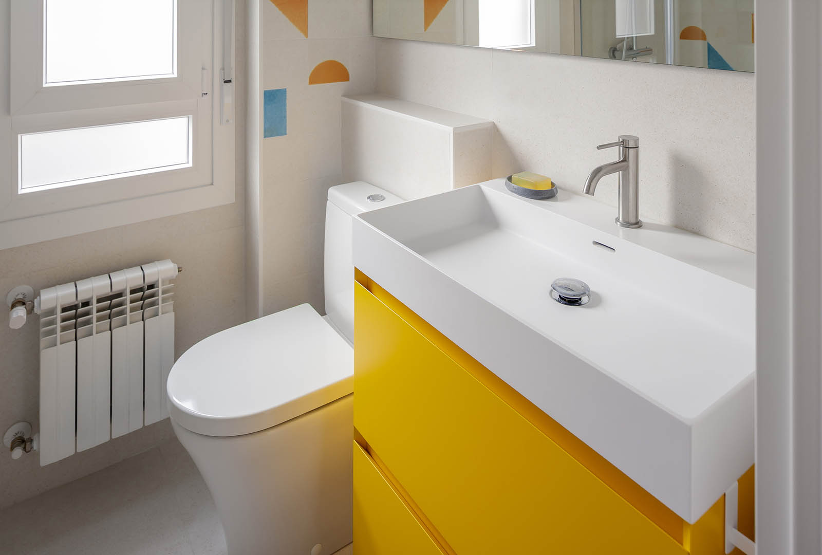 Bañera exenta independiente con revestimiento azulejo tipo metro blanco a media altura, lámpara de araña decorativa clásica y diseño atemporal en baño principal OLLER 08