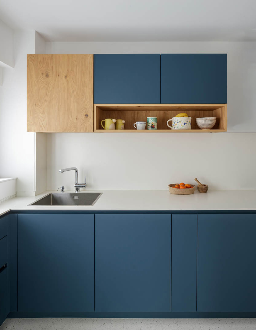 Cocina moderna OLLER 08 con renovación interior funcional, materiales neutros atemporales, iluminación integrada y diseño equilibrado para uso diario