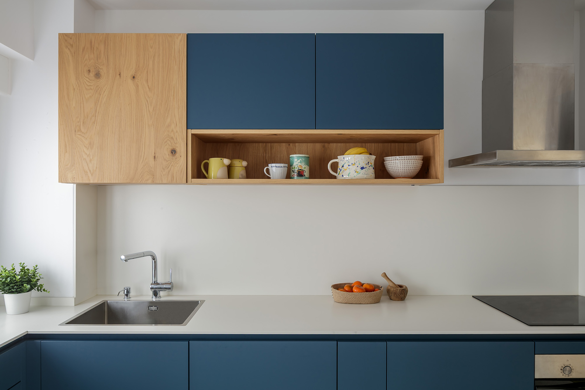 Reforma interior OLLER 08 de vivienda con espacios ordenados, continuidad espacial entre estancias, suelo de barro con identidad y estética serena contemporánea