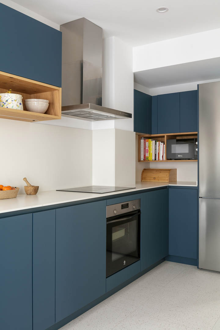 Detalle de suelo de barro con identidad y arraigo, aportando carácter y calidez natural a reforma interior atemporal en proyecto OLLER 08