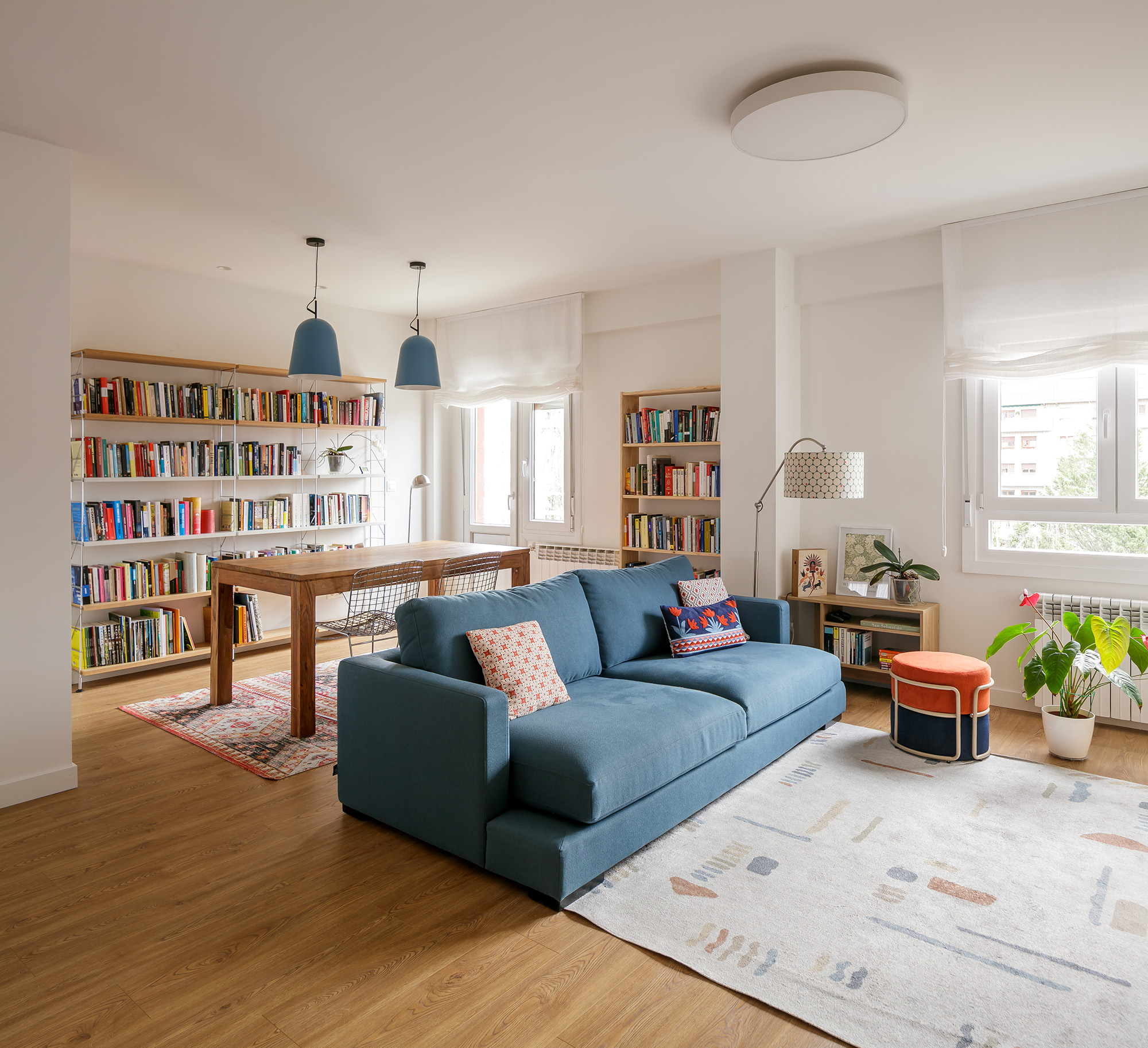 Fachada renovada de vivienda unifamiliar con estética de inspiración inglesa, pendientes arquitectónicas y entorno natural