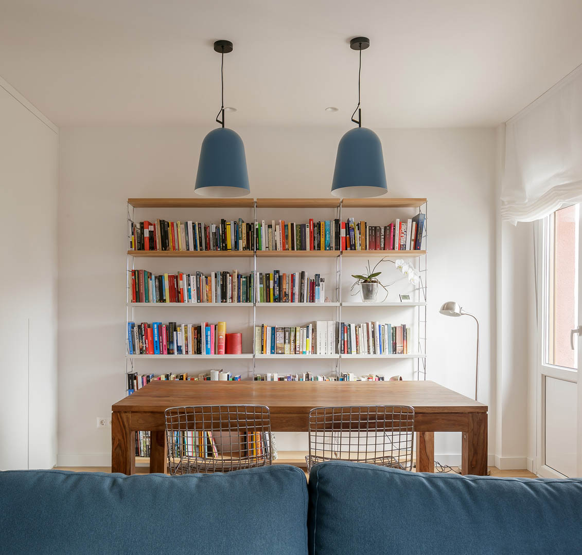 Reforma integral de vivienda unifamiliar en Armentia con fachada blanca, carpintería PVC verde musgo y diseño contemporáneo