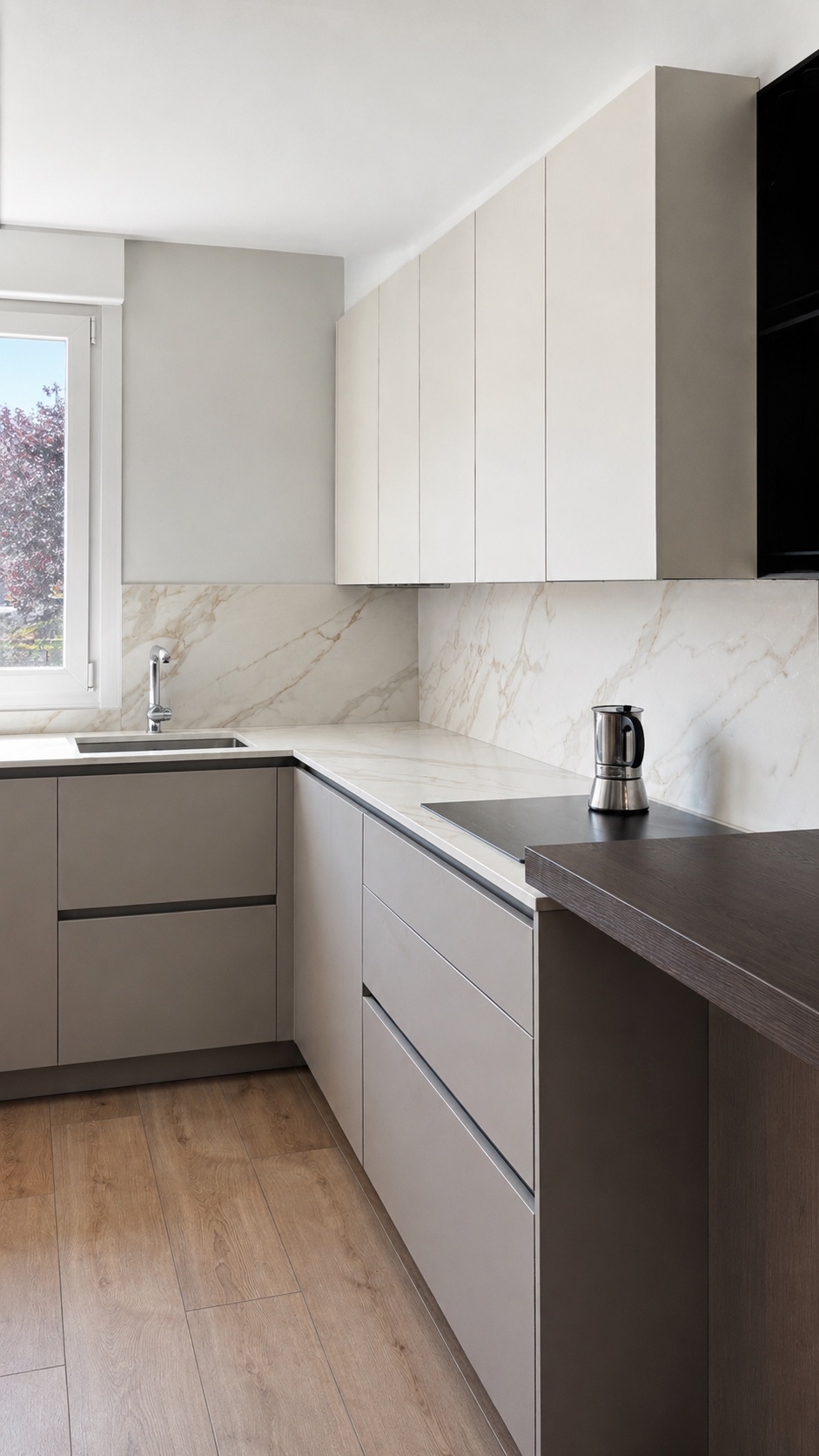 Cocina abierta OLLER 09 en Vitoria con frentes estratificados en dos acabados, encimera y aplacado Neolith Calacatta Roma y pavimento vinílico de aspecto madera